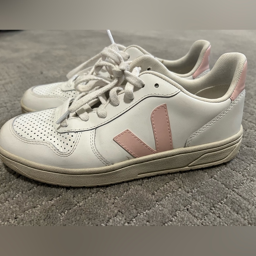 Veja womens size 7 white with pink